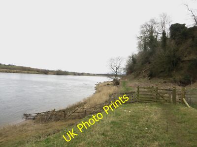 Photo 12x8 Riverside fence at West Ord Loanend/NT9450 A makeshift fence s c2015