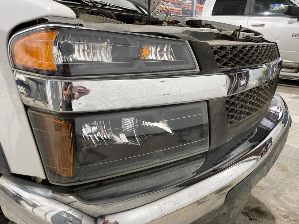 04-12 Colorado Grille chrome Chrome Bubbling **Emblem Gone** Foto 2 de 4