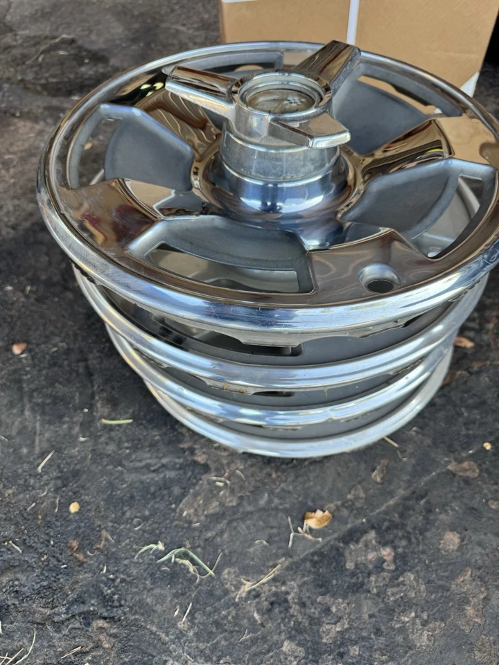 Chevy Corvette 1966 C-2 juego de tapacubos giratorio cromado original de fábrica OEM. Foto 2 de 2