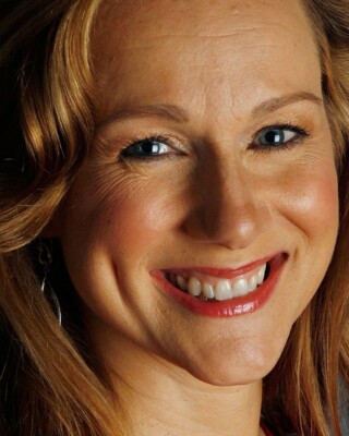 LAURA LINNEY 8x10 PHOTO *