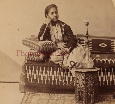 Tirage Albuminé Ancien – Syrie, Femme Au Narguilé, Circa 1880, 14x22 Cm