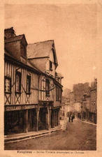 CPA 35 - FOUGERES (I. et V.) - La Rue Pinterie descendant au Château