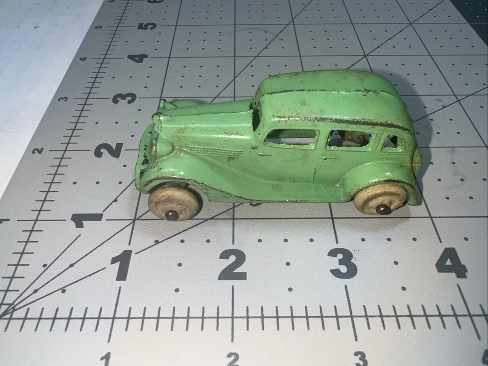 Tootsietoy #0111 1935 FORD SEDAN green diecast w/white rubber tires ORIGINAL - Image 3 of 4