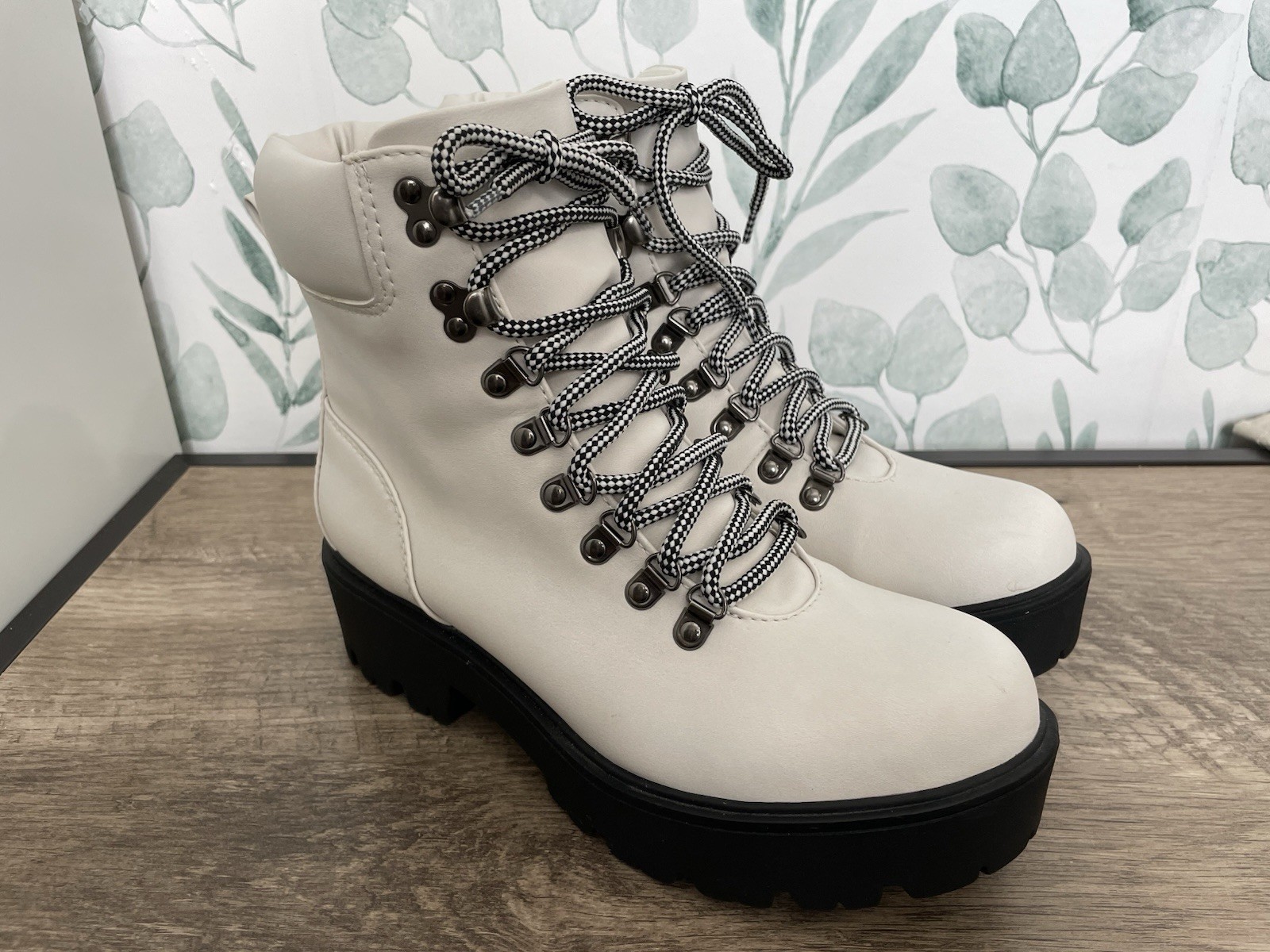 Soda Women's Combat Ankle Boots Sz 8 White Faux Leather
