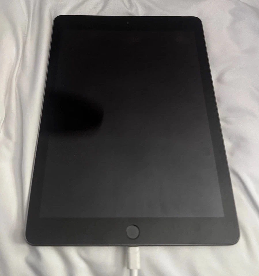 Apple iPad A1954 (6th Gen) 32GB WiFi + Cellular Space Gray Verizon No Cord EUC - Image 2 of 4