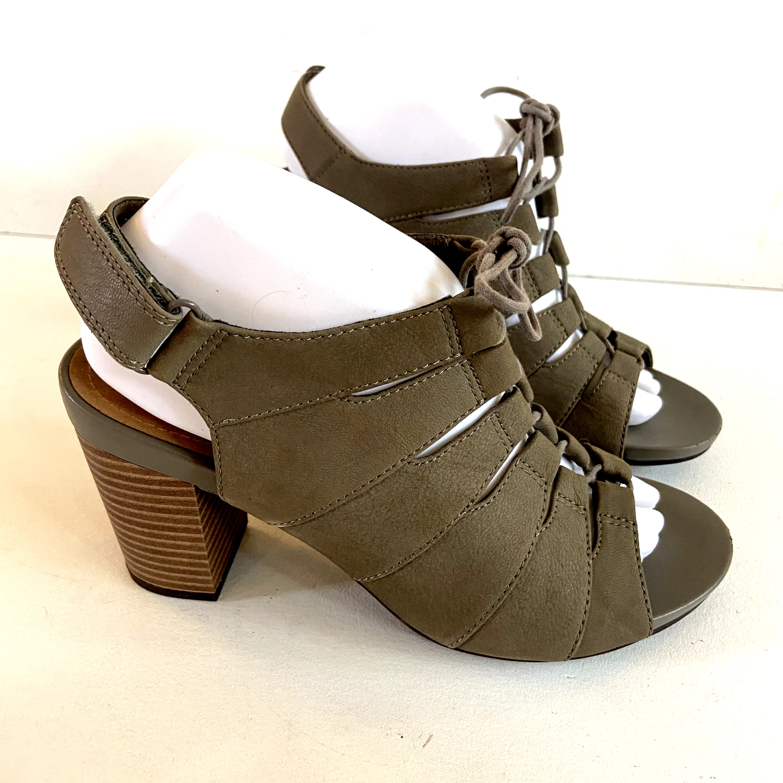 Sandali da donna Clarks Collection taglia 8 con lacci SlingBack beige pelle scamosciata tacchi liathe