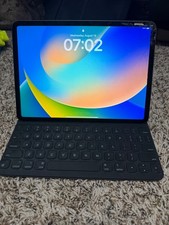 Apple iPad Pro 11-inch 256 GB, Wi-Fi 4G, 11 in - Space Gray Smart Keyboard