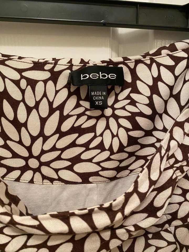 Falda forrada plisada marrón blanca con patrón de pétalos florales Bebe para mujer XS Foto 3 de 3