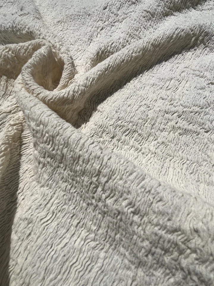 Tela de algodón arrugado elástico neutro de doble gasa por 2 metros, texturizada. Foto 4 de 4