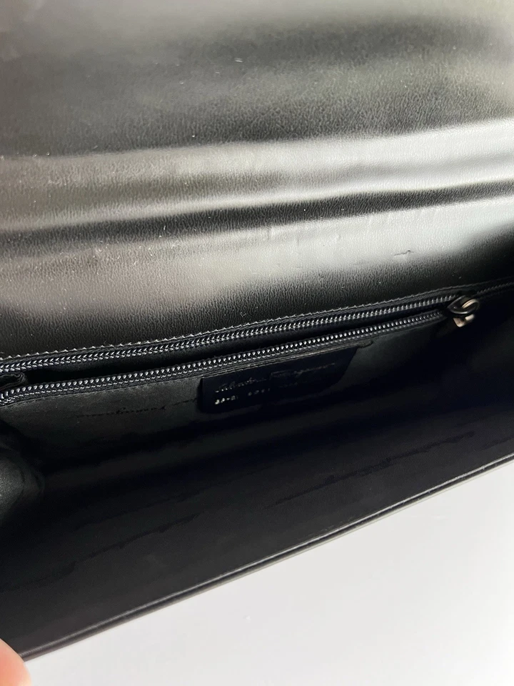 Bolso de hombro Salvatore Ferragamo de cuero negro con cierre de metal Foto 4 de 4