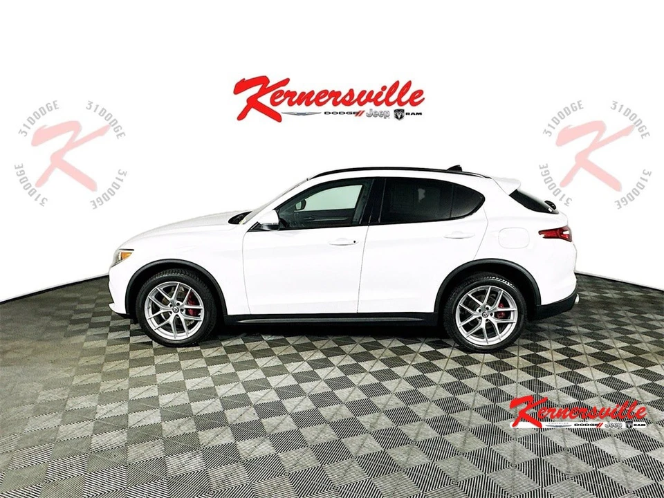 2019 Alfa Romeo Stelvio AWD SUV Panormaic Sunroof Backup Camera Apple CarPlay - Image 4 of 4