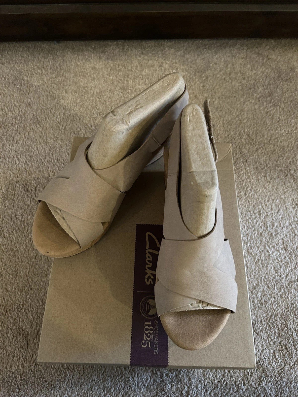 NIB NWT NEW Clark’s Sand Beige Tan Platform Comfort Sandal Sz. 8.5 WIDE