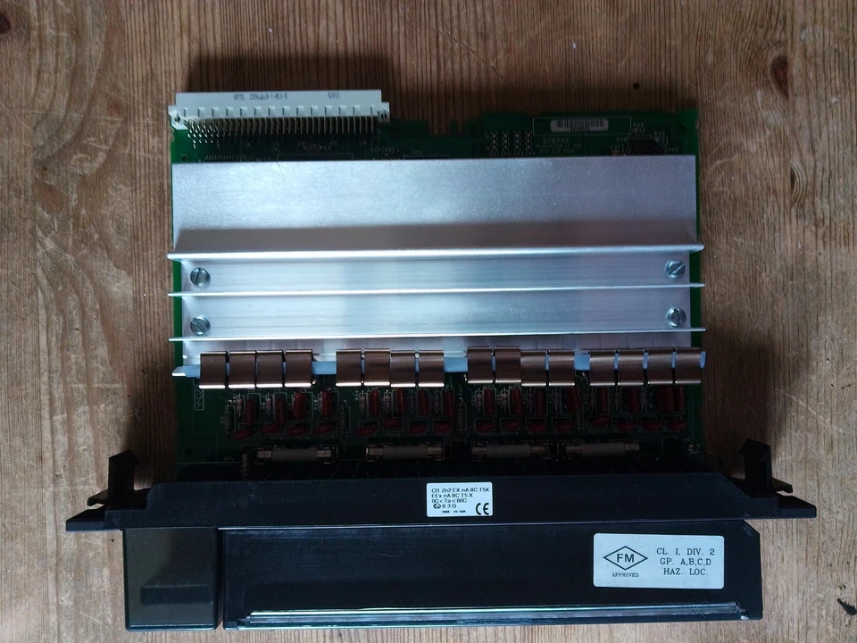 GE Fanuc 120 Vac Output, 2 Amp 16 Point IC697MDL340 (UK VAT included in price) - Image 2 of 3