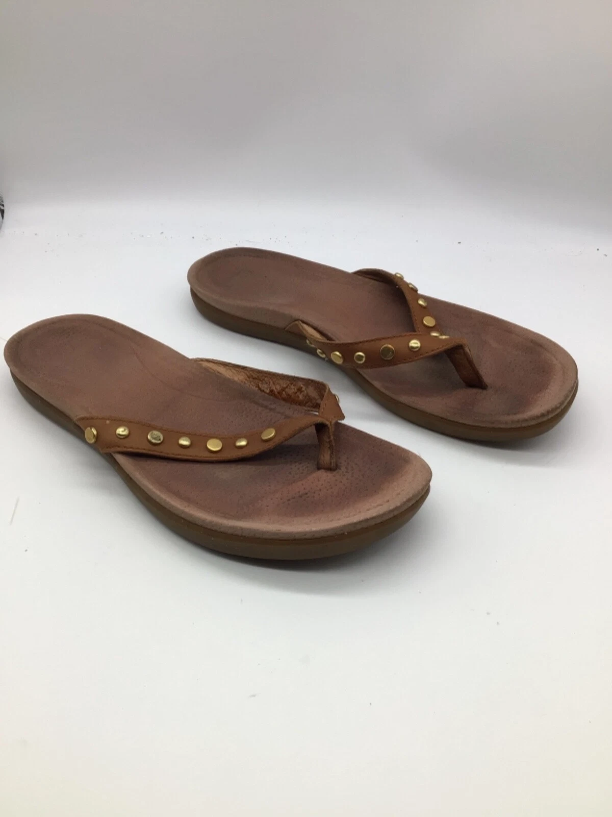 UGG SN 1006357 Sandali donna Lyndi infradito infradito in pelle con borchie taglia 10