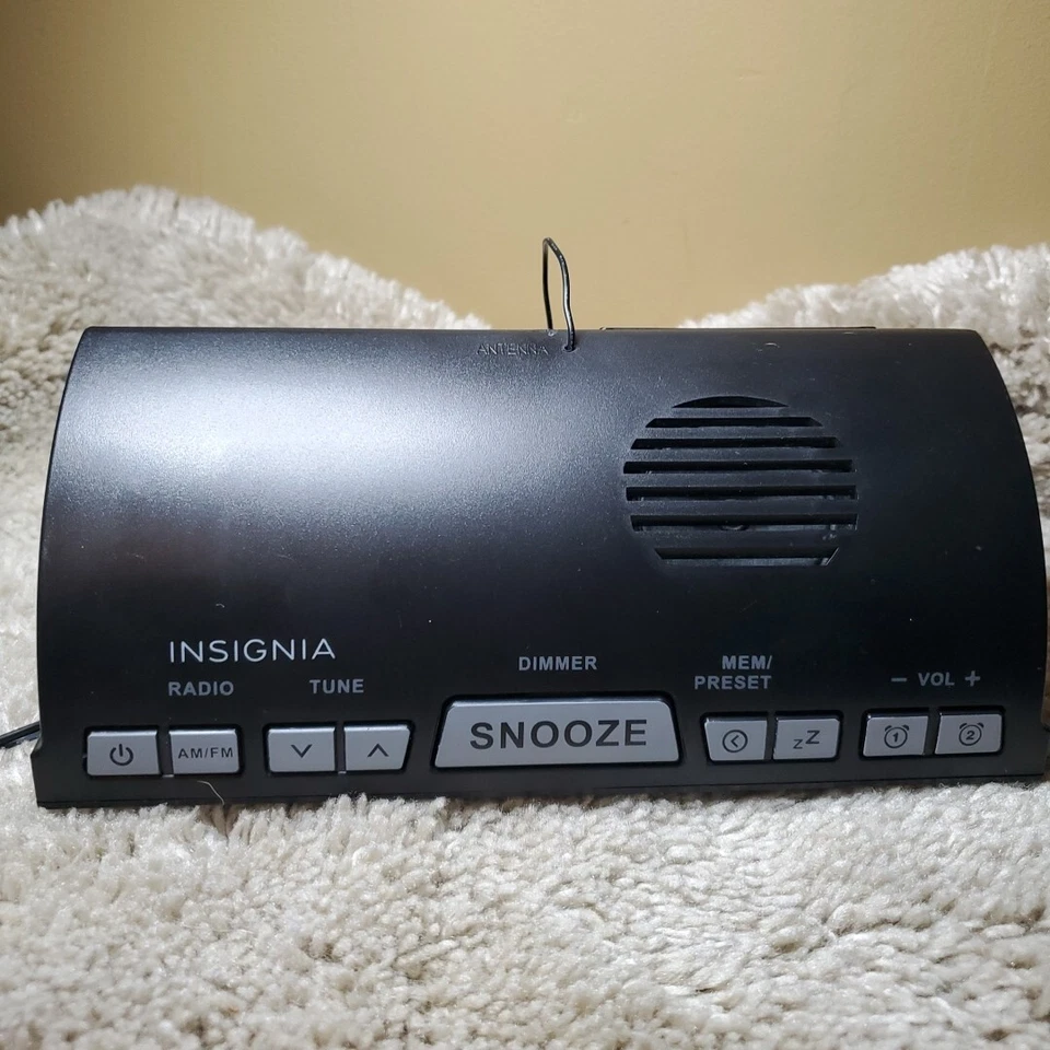 Insignia Digital AM/FM Reloj Radio Alarma Modelo NS-CLOPP2 Eléctrico/Batería Foto 3 de 4