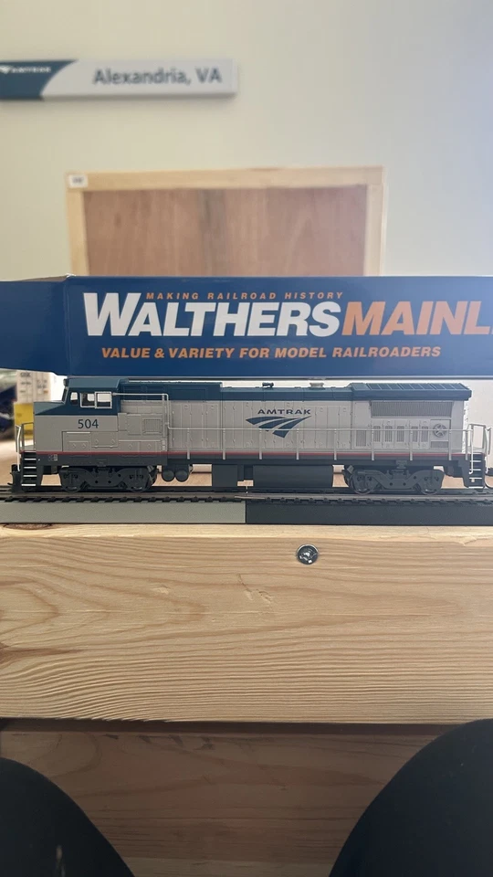 Walthers 910-19560 HO AMTK Phase V P32-8BWH Diesel Locomotive DCC & Sound #504 - Image 2 of 4