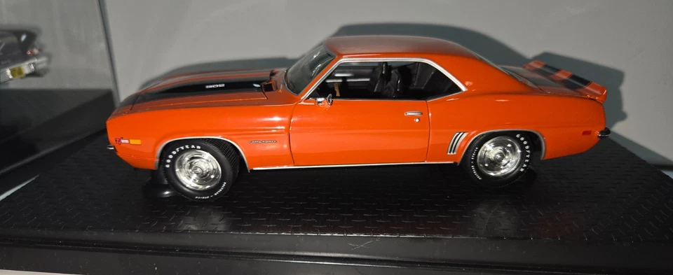 (SIN CAJA) 1/24 Classic Metal Works Camaro Z28 y Chevrolet Impala Foto 2 de 4