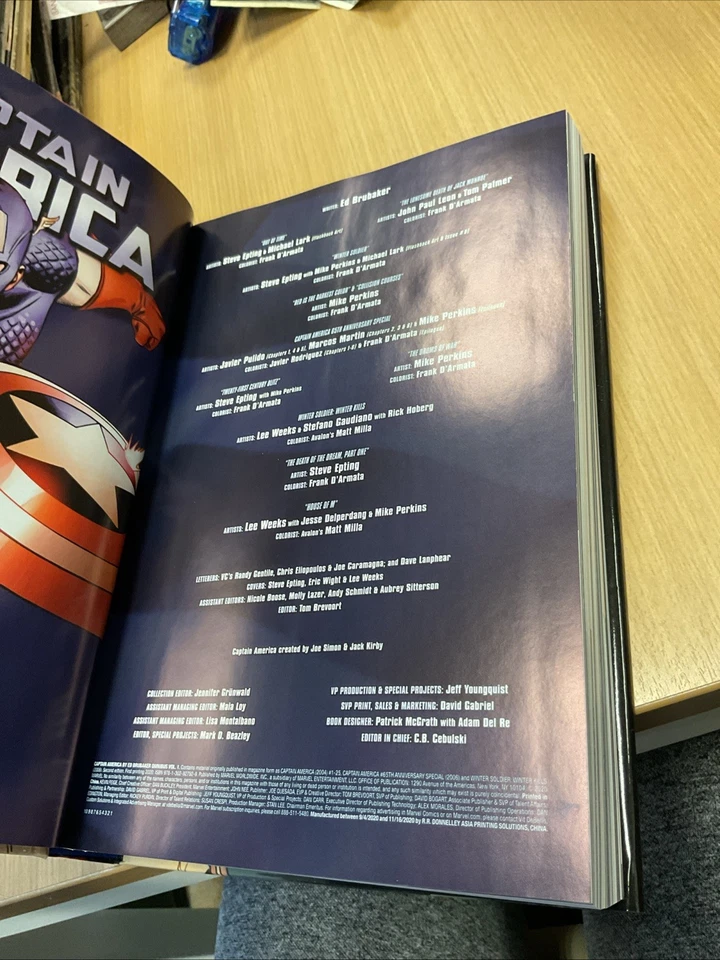 Capitão América Ed Brubaker capa dura ônibus graphic novel livro Marvel - Imagem 4 de 4