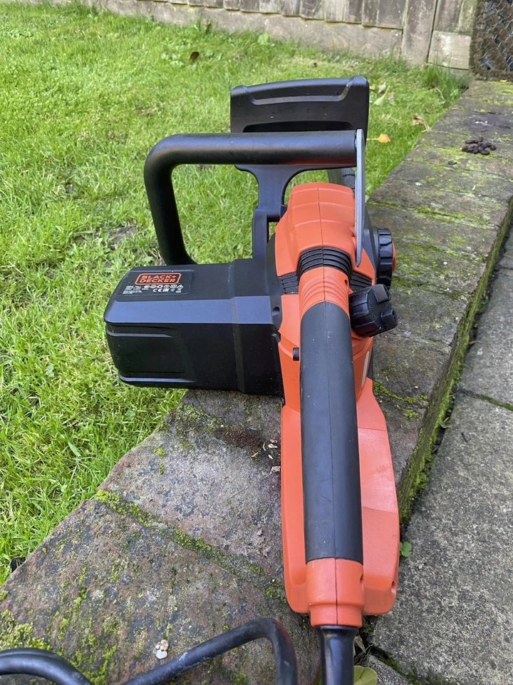 BLACK+DECKER 2200W 45cm Cutting Bar 5.5 kg Corded Electric Chainsaw - Image 3 of 4