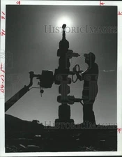 1980 Press Photo Tenneco Oil Co. worker at gas well in Anadarko Basin, Oklahoma