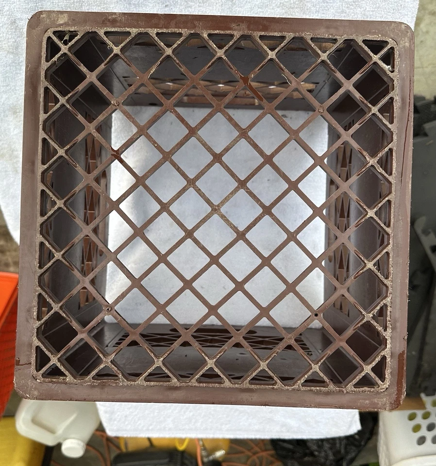 Caja de almacenamiento de botellas de leche marrón de plástico vintage Borden Foods Dairy Farm Foto 3 de 4