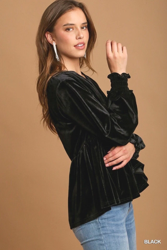 Blusa para mujer Umgee de terciopelo negra con cuello en V manga abullonada Foto 4 de 4