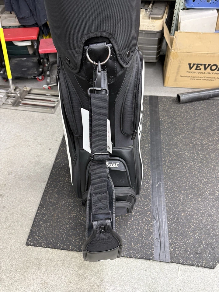 Bolsa de golf Titleist tamaño mediano blanco y negro con capucha para lluvia divisor de 6 vías Foto 2 de 4