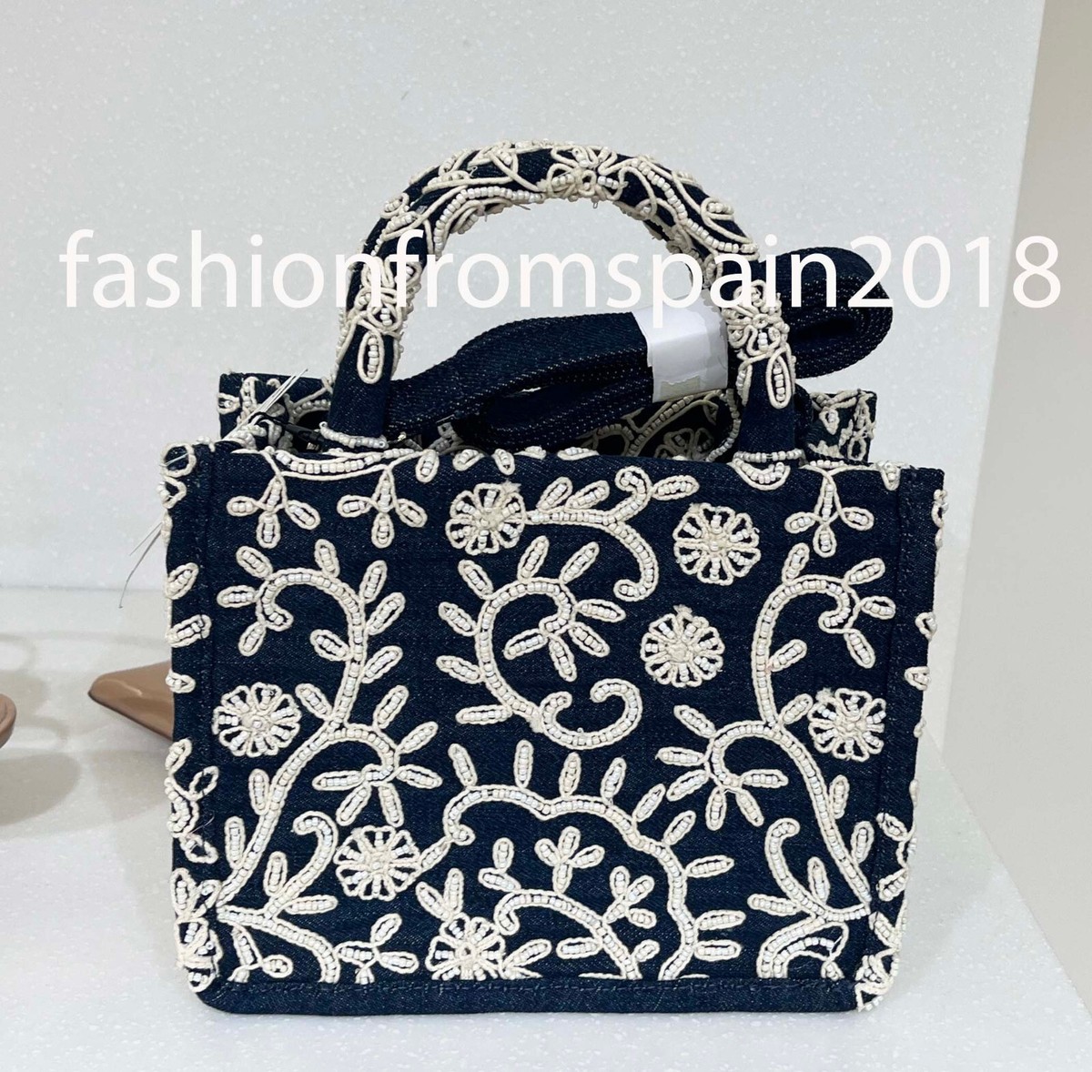 スペイン発送 ZARA 刺繍が施されたリジッドデニムシティバッグ ZARA NEW WOMAN EMBROIDERED DETAIL RIGID DENIM CITY BAG BLUE