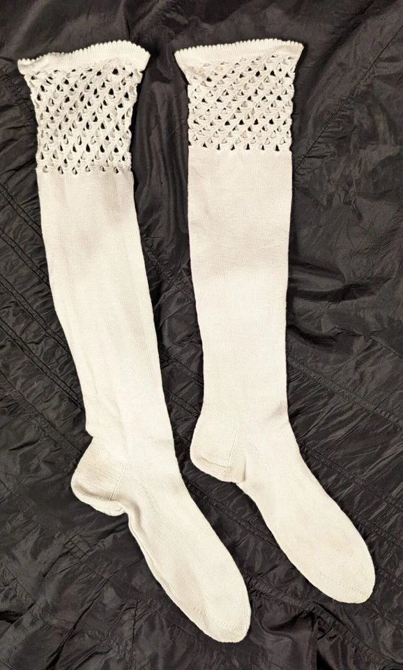 INUSUAL MEDIAS DE ALGODÓN BLANCO DE PRINCIPIOS DEL SIGLO XIX CON INICIALES + PARTE SUPERIOR DE ENCAJE ABIERTO Foto 4 de 4