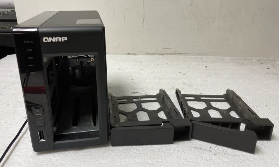QNAP TS-219P II Network Attached Storage 2 Caddies  No HDD No Power Supply - Image 2 of 4