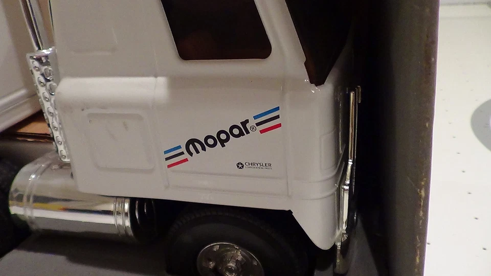 NIB 1994 vintage Ertl International Transtar Dodge Ram pickup promo semi truck - Image 2 of 4