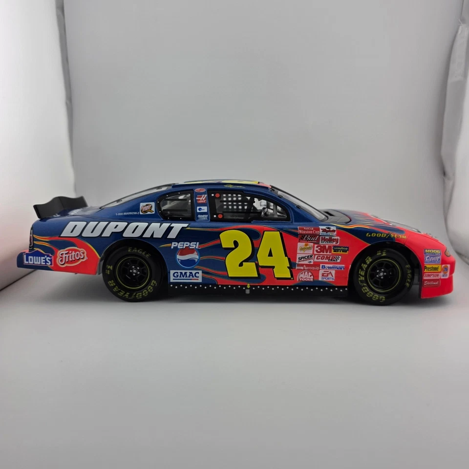 Action Jeff Gordon 24 DuPont 1:18 Diecast Car 2002 Monte Carlo usado Foto 2 de 4