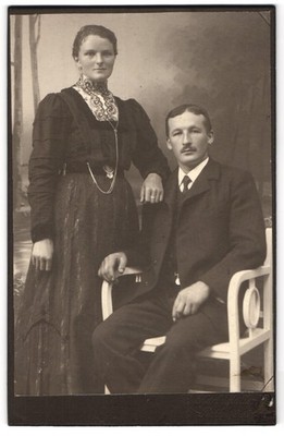 Fotografie Karl Müller, Roth a. Sand, Bürgerliches Paar in hübscher Kleidung 