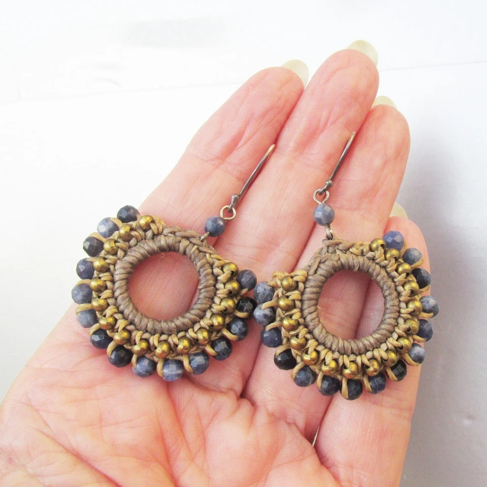 Pendientes grandes vintage de ganchillo hechos a mano con cuentas de lapislázuli Foto 3 de 4