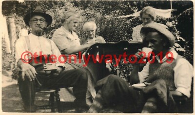 Familie Teepause, Gartenszene, RP Postkarte 1956