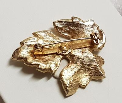 BIJOU VINTAGE BROCHE FEUILLE LEAF MÉTAL DORÉ TEXTURÉ PERLE EN