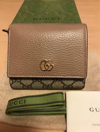 Authentique portefeuille Gucci couleur rose beige GG Marmont 11 cm x 10,5 cm x 3,5 cm
