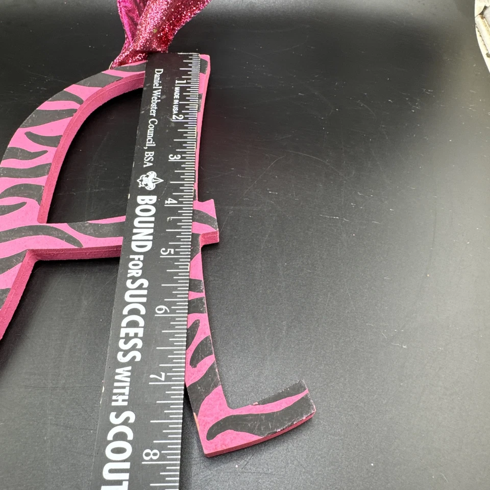 Listra de tigre rosa quente letra de madeira “A” 8 polegadas inicial decorativa de parede - Imagem 2 de 4