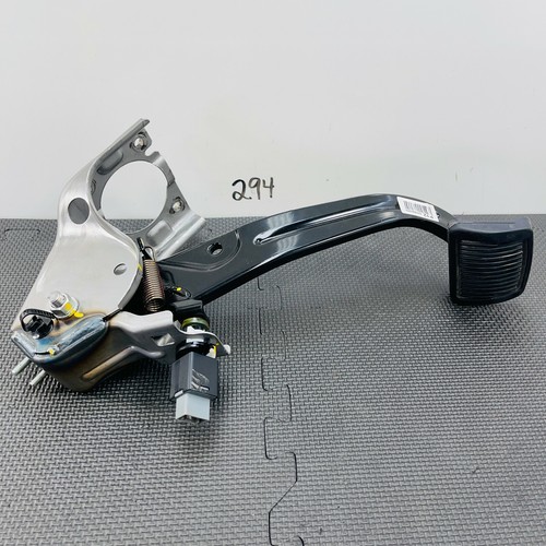 1419 Kia Soul Front Driver Left Brake Pedal W/ Light Sensor Switch OEM