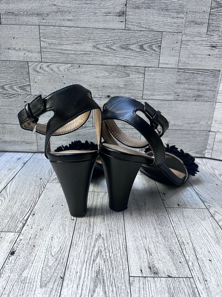 Sandalia de vestir Mootsies Tootsies Edelweiss negra con flores tridimensionales talla 7M Foto 3 de 4