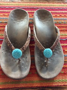 turquoise vionic sandals