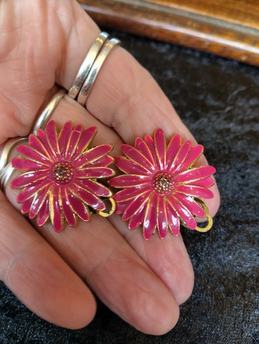 Vintage Monet Gold Tone And Pink Enamel Clip On Daisy Flower Earrings - Picture 8 of 8