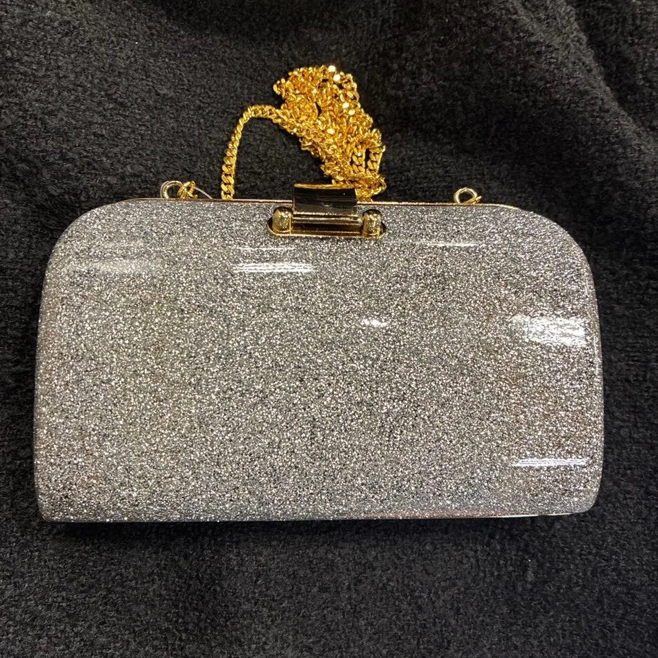 Bolso Clutch Pierre Balmain Cadena Tono Dorado en Plata USADO Buen Estado Foto 3 de 3