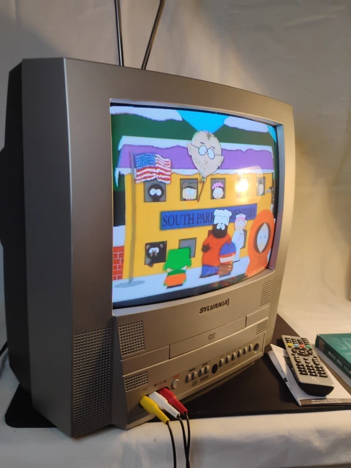 🔥2005 13" Sylvania CRT Gaming Kitchen TV DVD Combo 6513DF Remote Aux CLEAN - Image 3 of 4