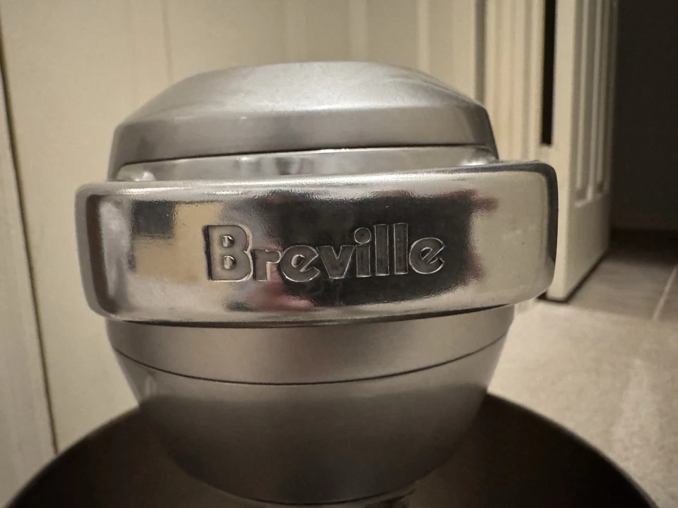 Breville BEM800XL Mezclador de pie fundido a presión de 5 cuartos cocina con accesorios probados Foto 2 de 4