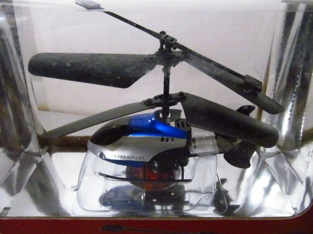 Helicóptero Brookstone u Control Silver Bullet RC, azul y plateado, para edades de 8+ Foto 2 de 4
