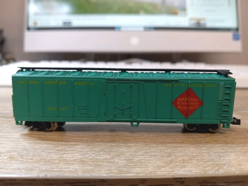 AHM , N SCALE. 40' REEFER CAR. BURLINGTON. W/METAL WHEELS. FREE SHIPPING