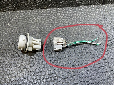(1) TOYOTA LEXUS Land Cruiser Tail Light Socket Connector WIRE Pigtail Plug OEM