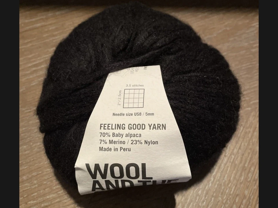 Hilo de alpaca Wool And The Gang en color negro hilo para sentirse bien 70 alpaca Foto 2 de 4