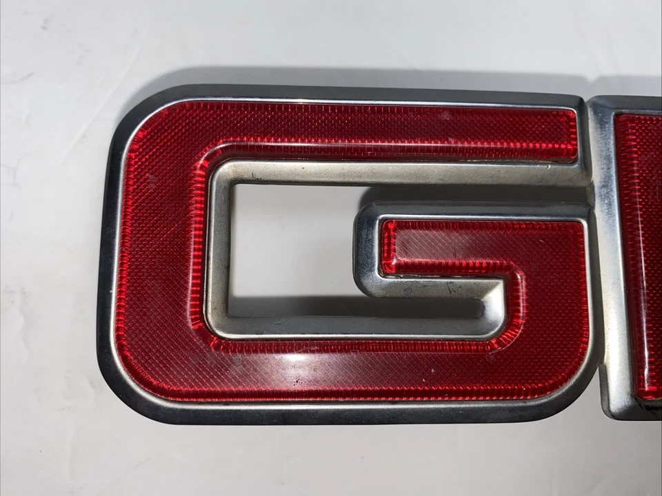 GMC 1988-2000 Sierra Yukon Suburban parrilla delantera emblema INC herrajes 15682309 Foto 3 de 4